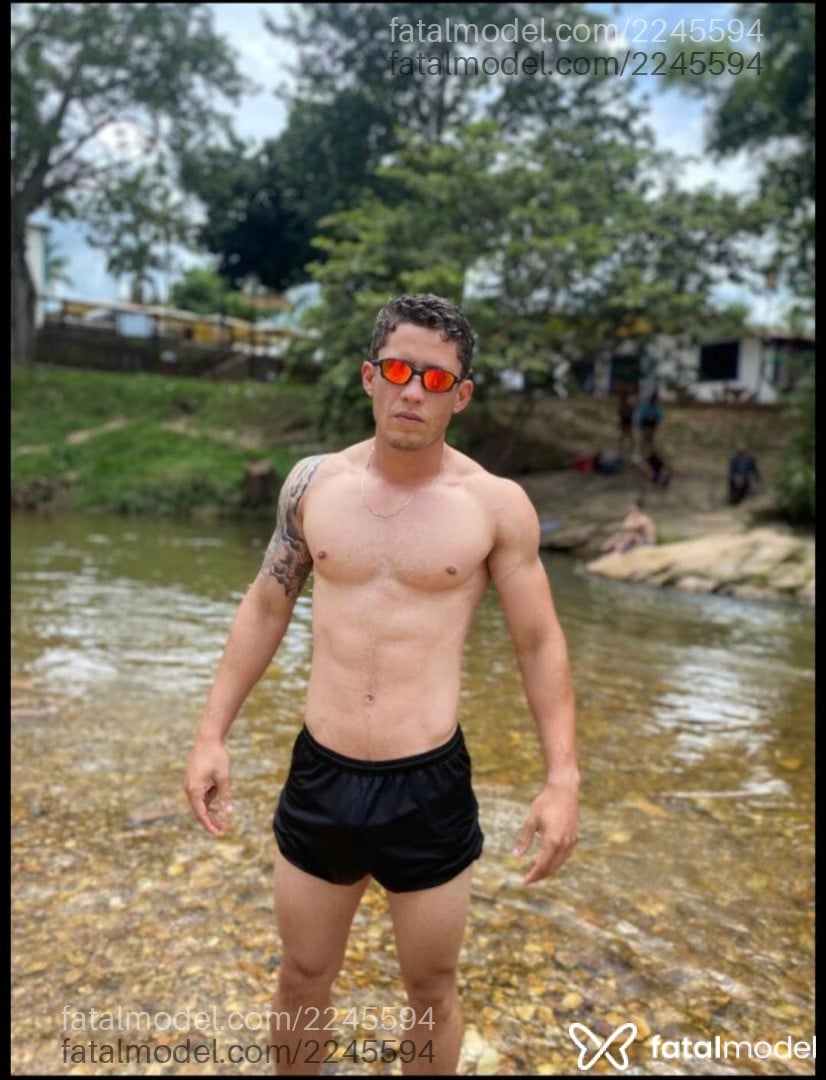 Acompanhante homem com cabelo castanho de olhos castanhos - Diego Acompanhante homem com cabelo castanho de olhos castanhos - Diego