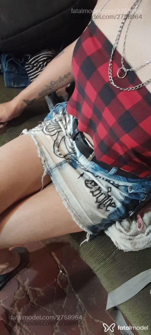 Acompanhante mulher trans morena (o) de olhos pretos - Beatriz