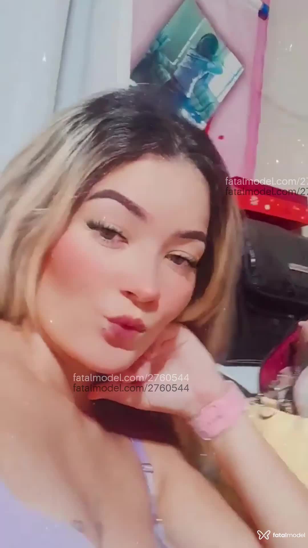 Acompanhante mulher loira (o) de olhos castanhos em Virtual - Aylla