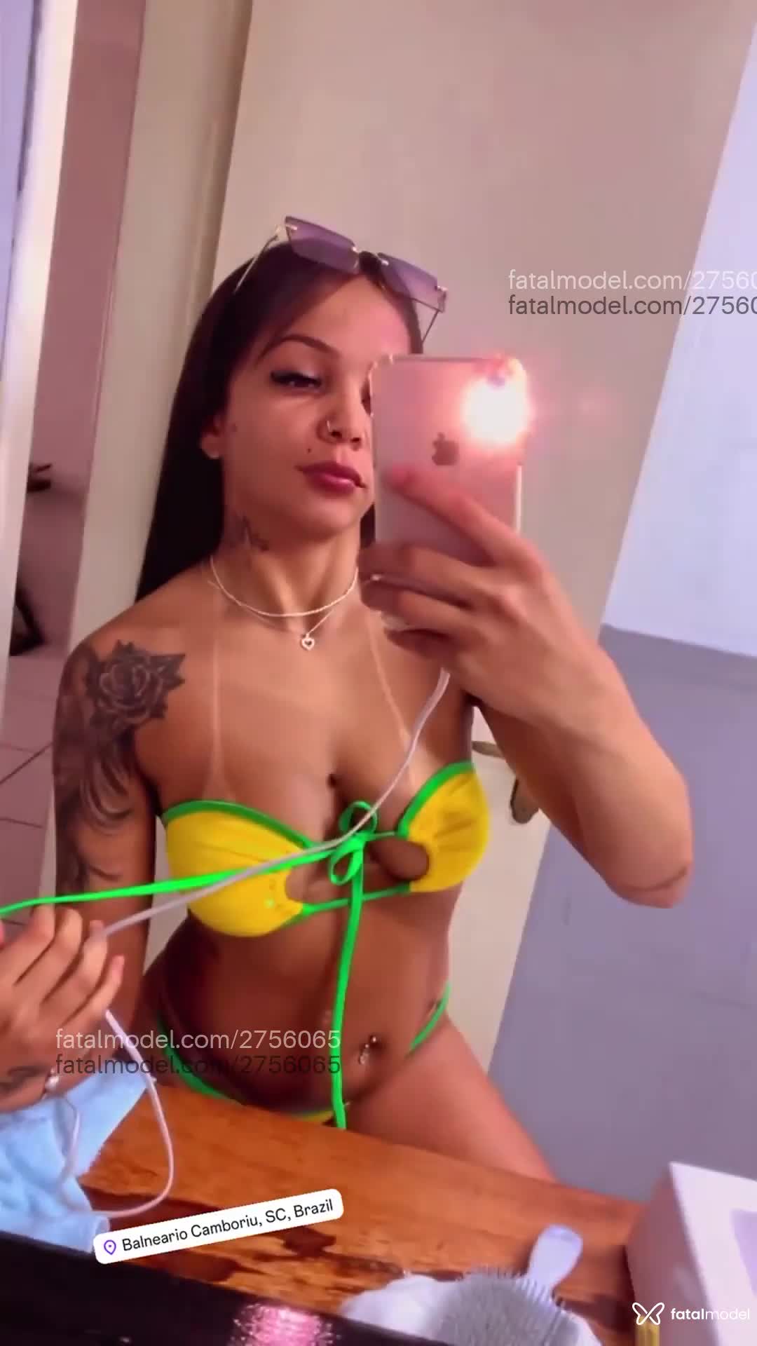Acompanhante mulher morena (o) de olhos castanhos em Praia Grande - Tália
