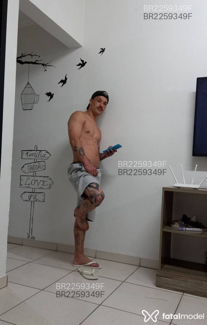 Acompanhante homem com cabelo castanho de olhos castanhos - Vdk