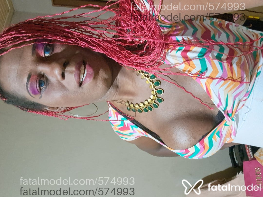 Acompanhante mulher trans com cabelo colorido de olhos pretos em São Sebastião do Paraíso - Sabrina bina
