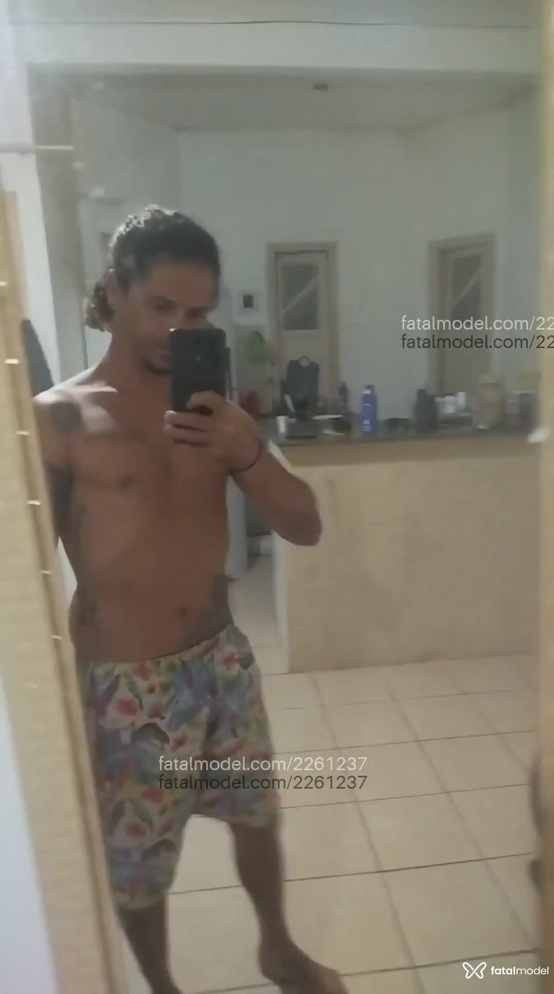 Acompanhante homem com cabelo colorido de olhos castanhos em Porto Seguro Acompanhante homem com cabelo colorido de olhos castanhos em Porto Seguro - Garçom