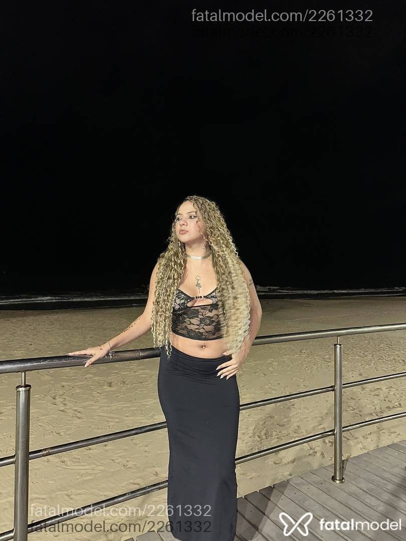 Acompanhante mulher com cabelo castanho de olhos mel - Estrella