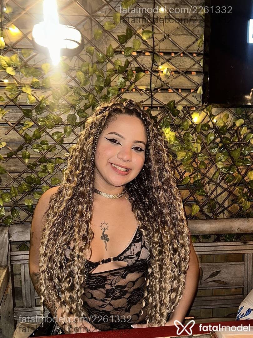 Acompanhante mulher com cabelo castanho de olhos mel - Estrella