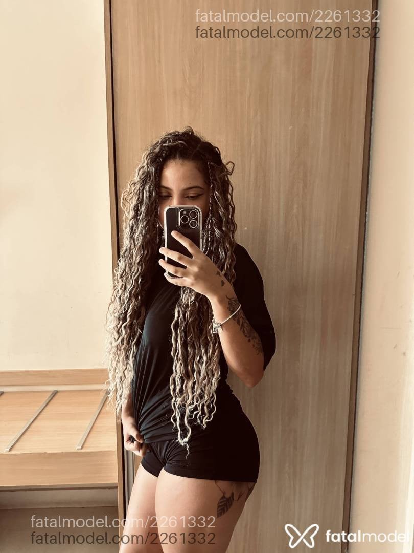 Acompanhante mulher com cabelo castanho de olhos mel - Estrella