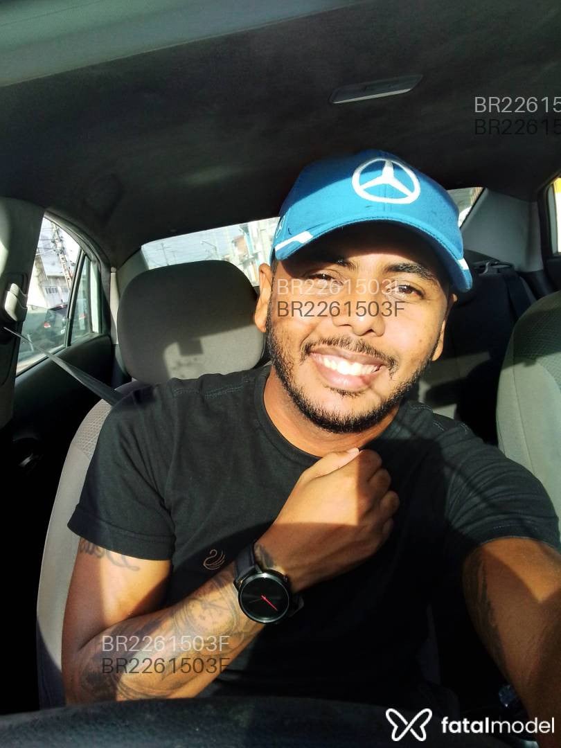 Acompanhante homem morena (o) de olhos castanhos - James Acompanhante homem morena (o) de olhos castanhos - James