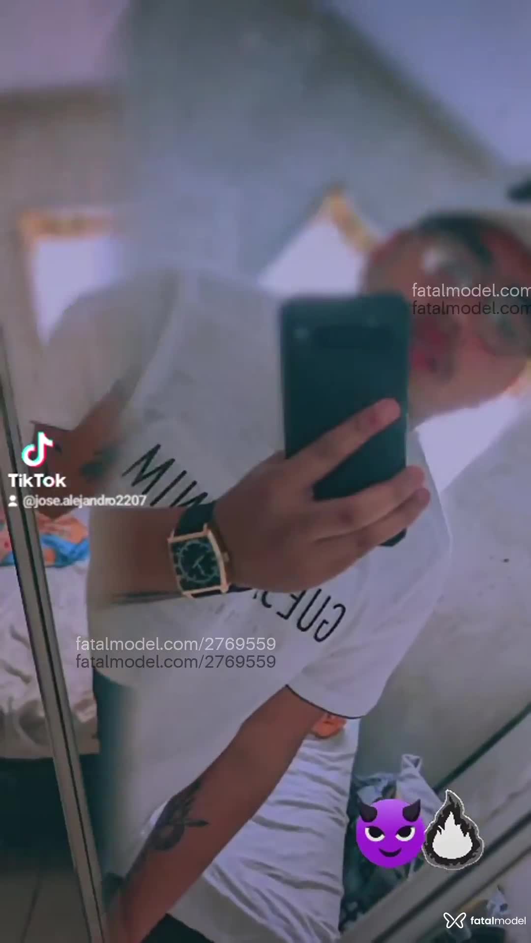 Acompanhante homem com cabelo grisalho de olhos pretos - Thiago Acompanhante homem com cabelo grisalho de olhos pretos - Thiago
