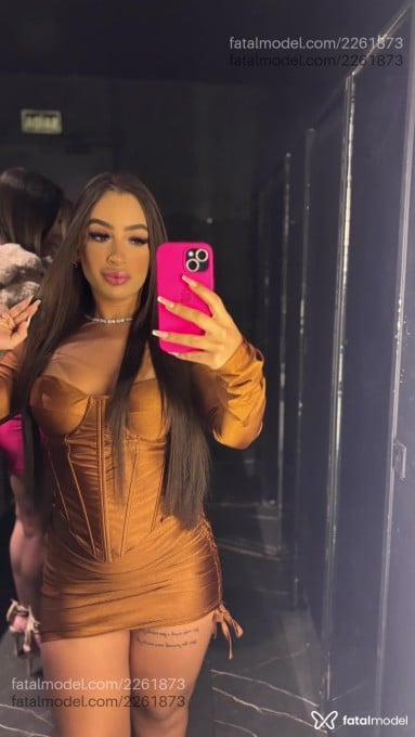 Acompanhante mulher com cabelo castanho de olhos mel - Sofia Barreto Acompanhante mulher com cabelo castanho de olhos mel - Sofia Barreto