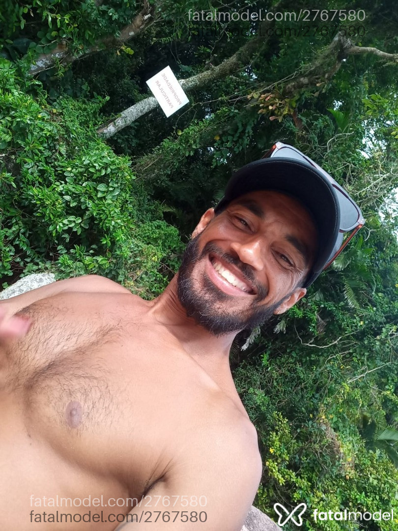 Acompanhante homem com cabelo castanho de olhos castanhos - Mendes Acompanhante homem com cabelo castanho de olhos castanhos - Mendes
