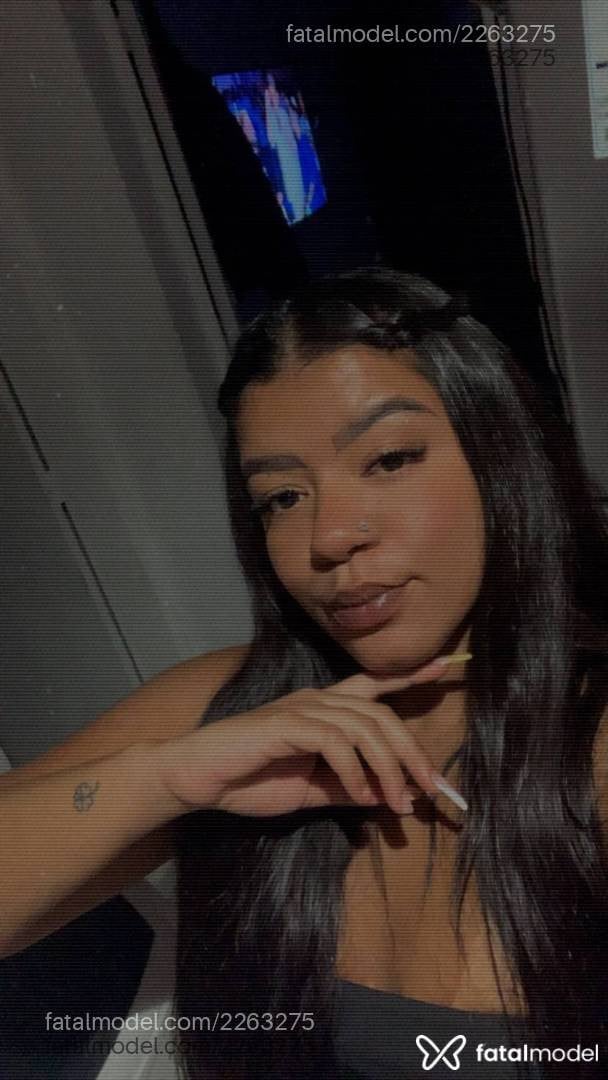Acompanhante mulher com cabelo castanho de olhos pretos - Bella Acompanhante mulher com cabelo castanho de olhos pretos - Bella