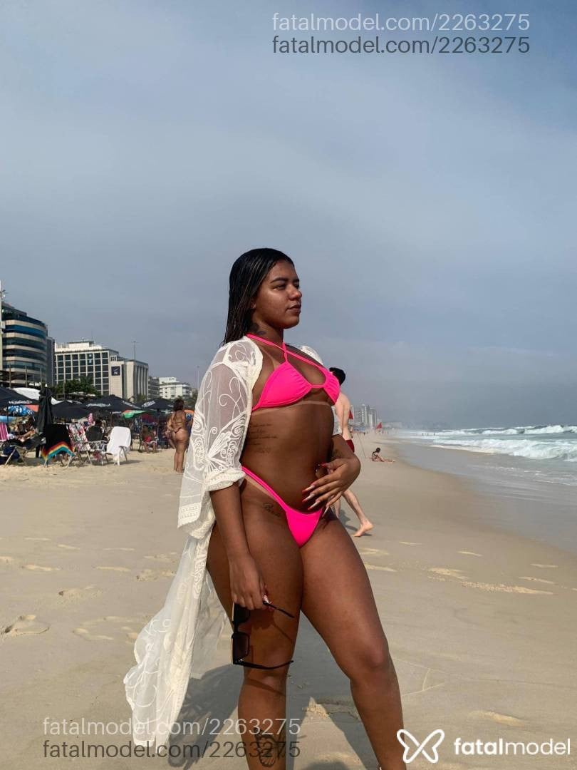 Acompanhante mulher com cabelo castanho de olhos pretos - Bella