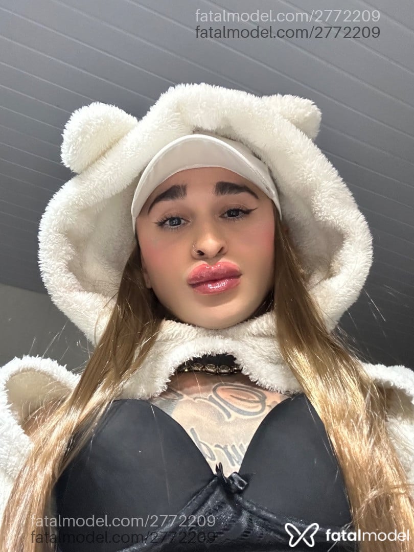 Acompanhante mulher trans com cabelo castanho de olhos castanhos em Curitiba - Giovanna Bitten