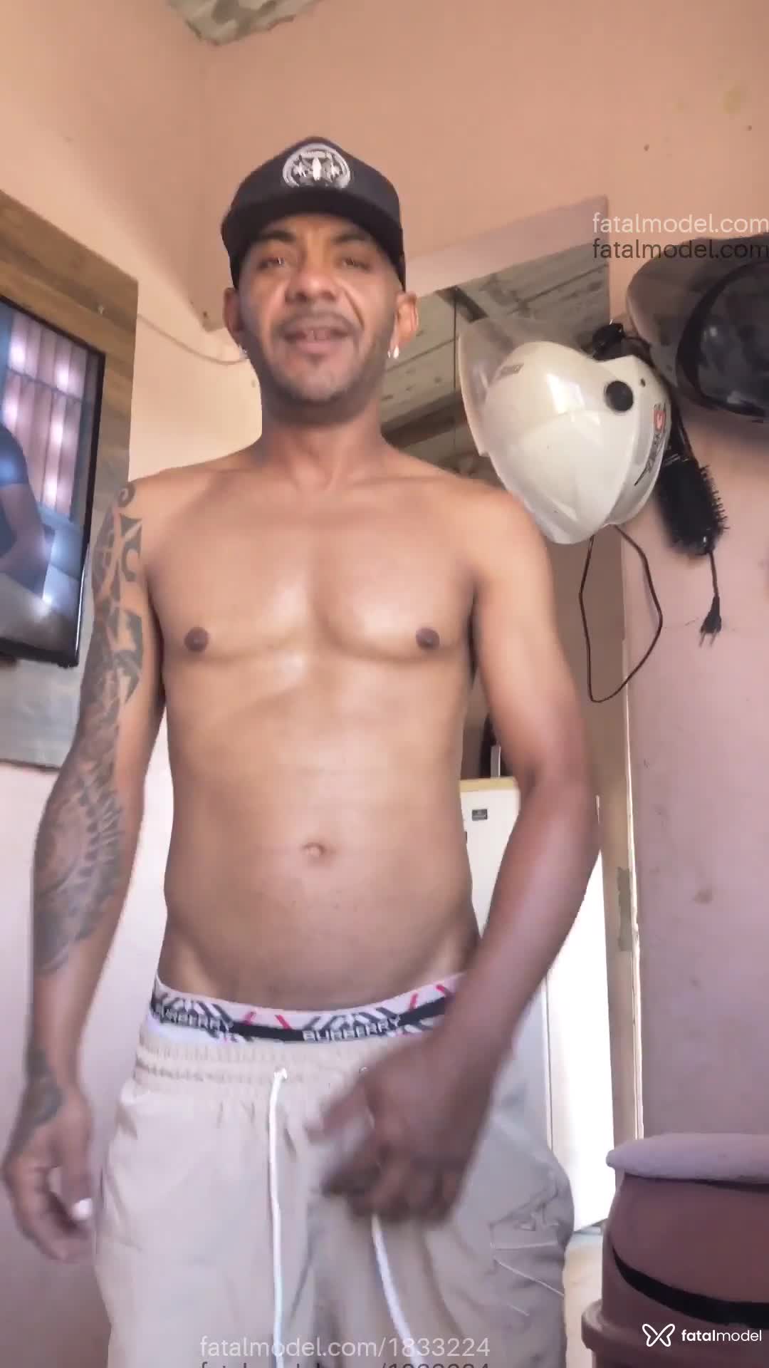 Acompanhante homem com cabelo castanho de olhos castanhos em Paracatu Acompanhante homem com cabelo castanho de olhos castanhos em Paracatu - Gustavo