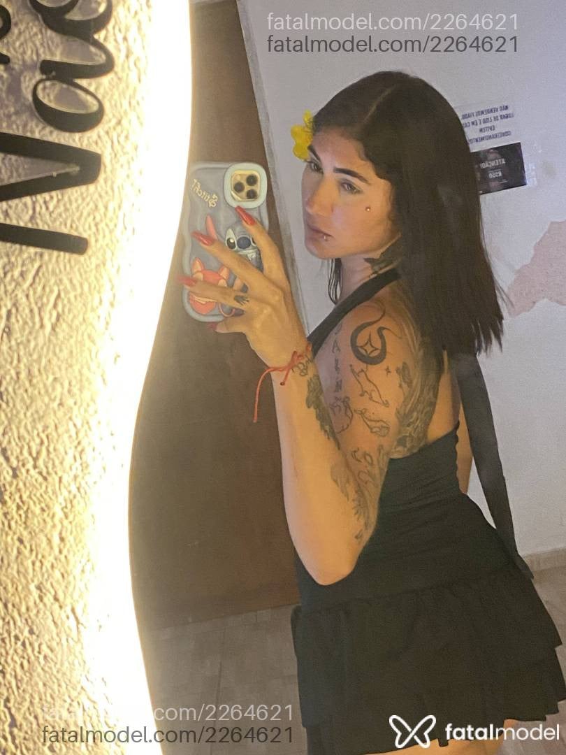 Acompanhante mulher com cabelo castanho de olhos castanhos - Ribeiro