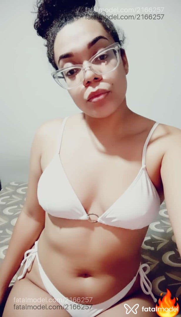 Acompanhante mulher trans com cabelo castanho de olhos mel em Itaguaí - Larisinha