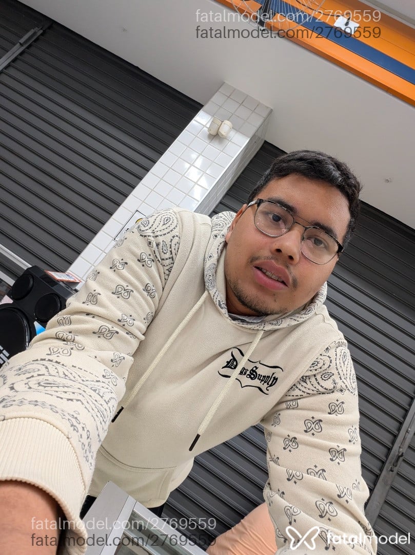 Acompanhante homem com cabelo grisalho de olhos pretos - Thiago Acompanhante homem com cabelo grisalho de olhos pretos - Thiago