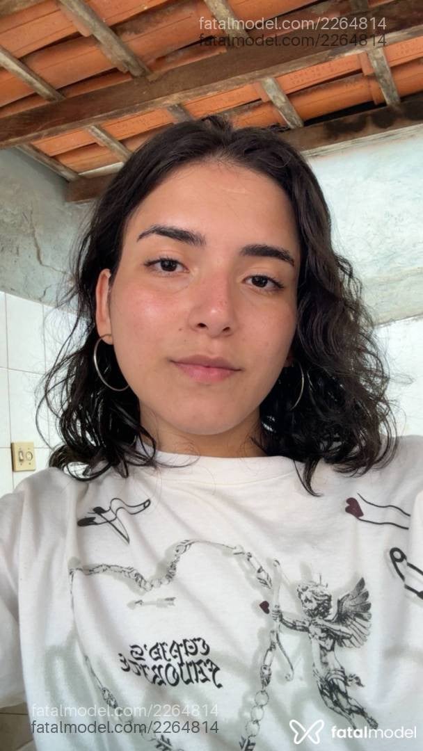 Acompanhante mulher trans morena (o) de olhos pretos - Isabella Sfadinha