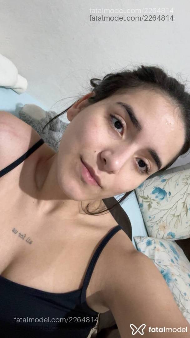 Acompanhante mulher trans morena (o) de olhos pretos - Isabella Sfadinha