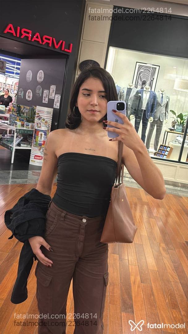 Acompanhante mulher trans morena (o) de olhos pretos - Isabella Sfadinha