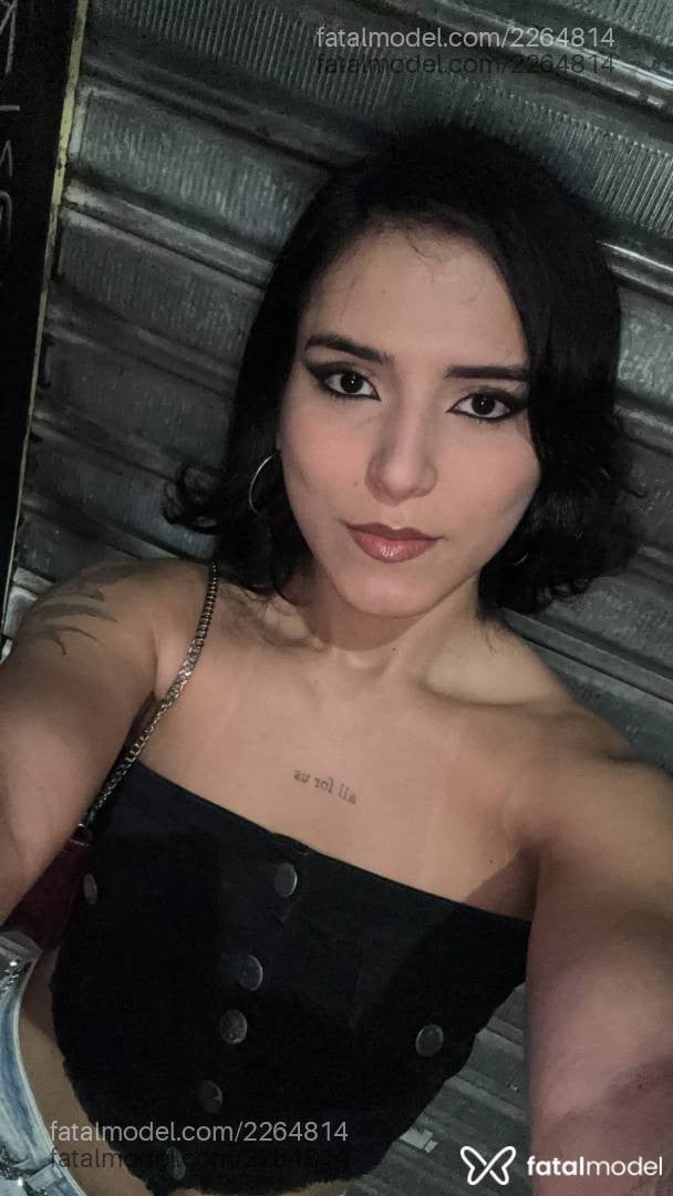 Acompanhante mulher trans morena (o) de olhos pretos - Isabella Sfadinha