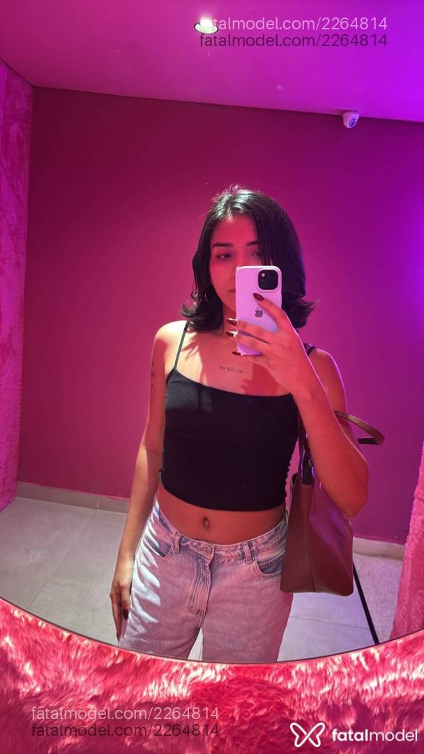 Acompanhante mulher trans morena (o) de olhos pretos - Isabella Sfadinha