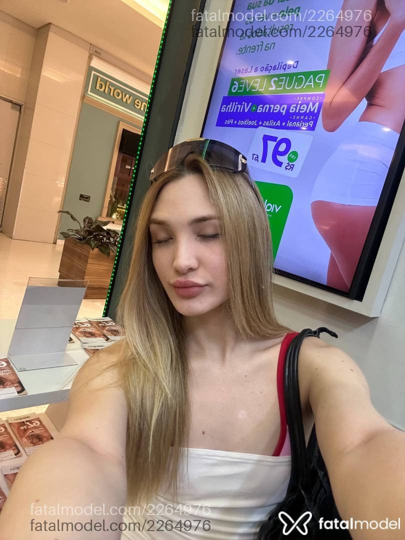 Acompanhante mulher trans loira (o) de olhos castanhos - Brina