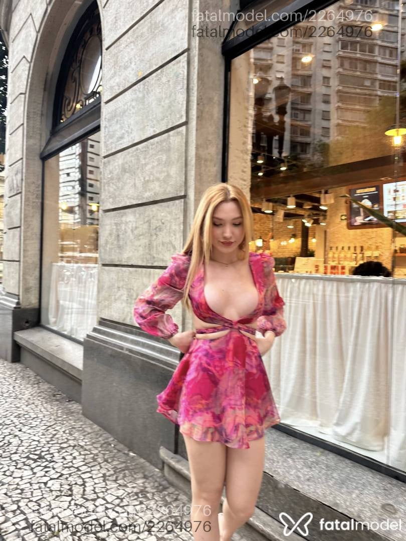 Acompanhante mulher trans loira (o) de olhos castanhos - Brina
