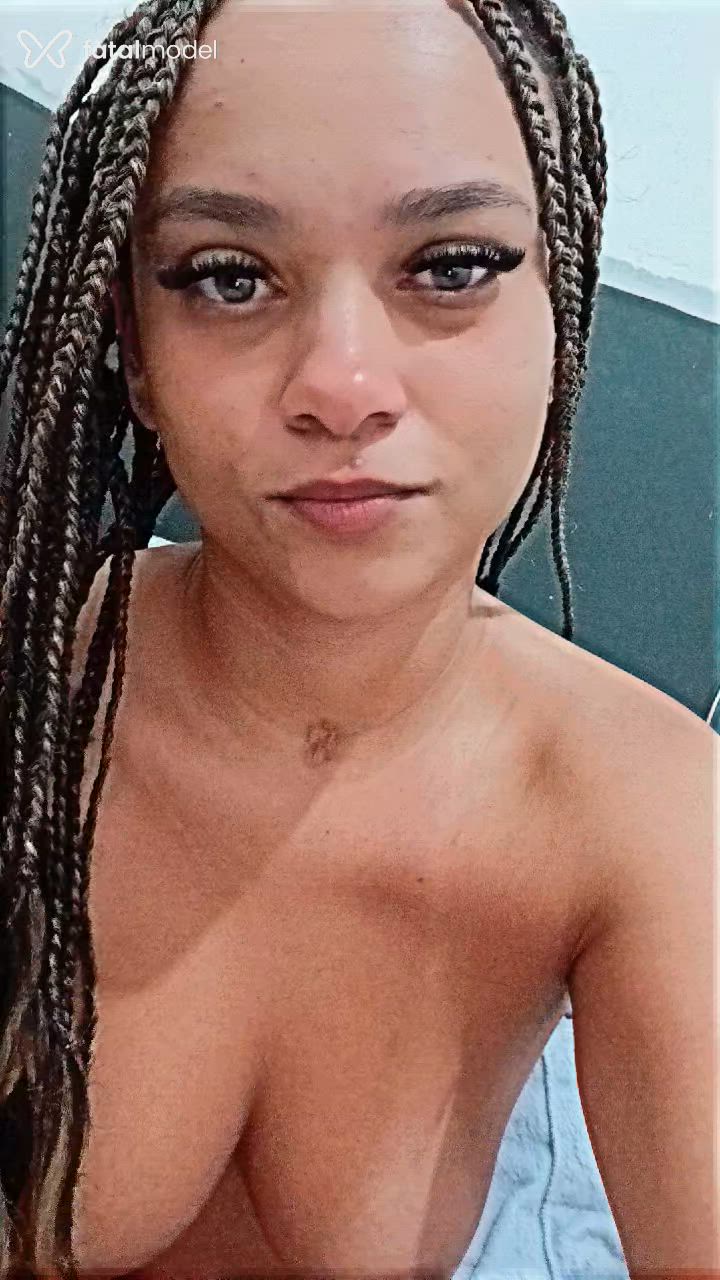 Acompanhante mulher ruiva (o) de olhos pretos - Danddara