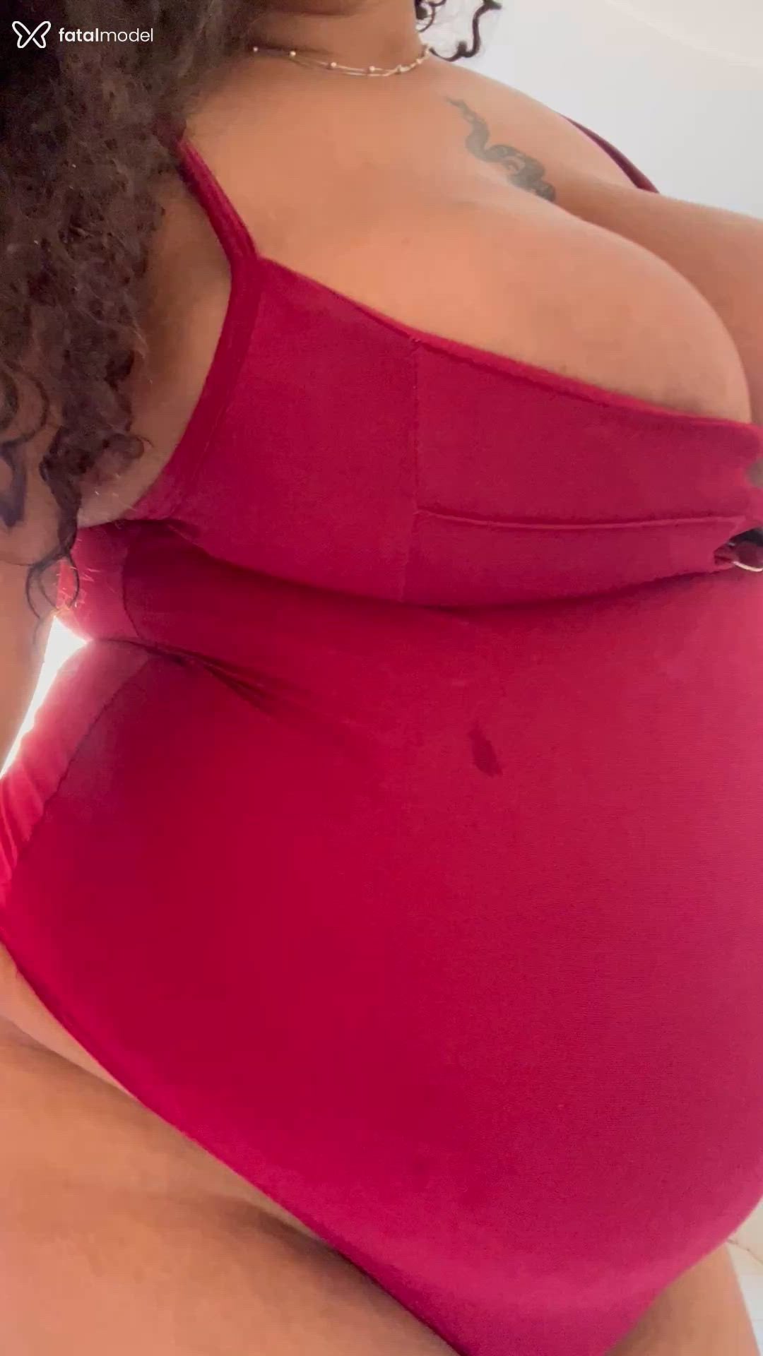 Acompanhante mulher morena (o) de olhos pretos - Lua Acompanhante mulher morena (o) de olhos pretos - Lua