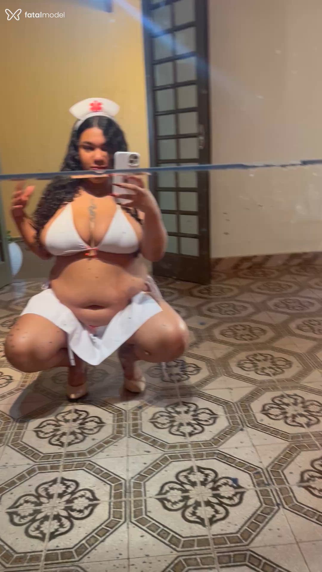 Acompanhante mulher morena (o) de olhos pretos - Lua Acompanhante mulher morena (o) de olhos pretos - Lua