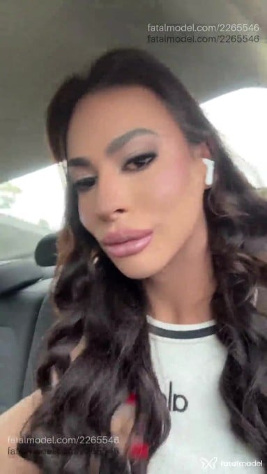 Acompanhante mulher trans com cabelo castanho de olhos castanhos em Balneário Camboriú - Mirelladotada
