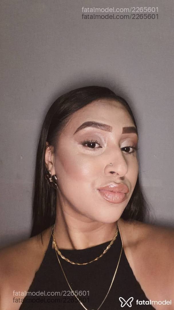 Acompanhante mulher morena (o) de olhos castanhos - Mhallu