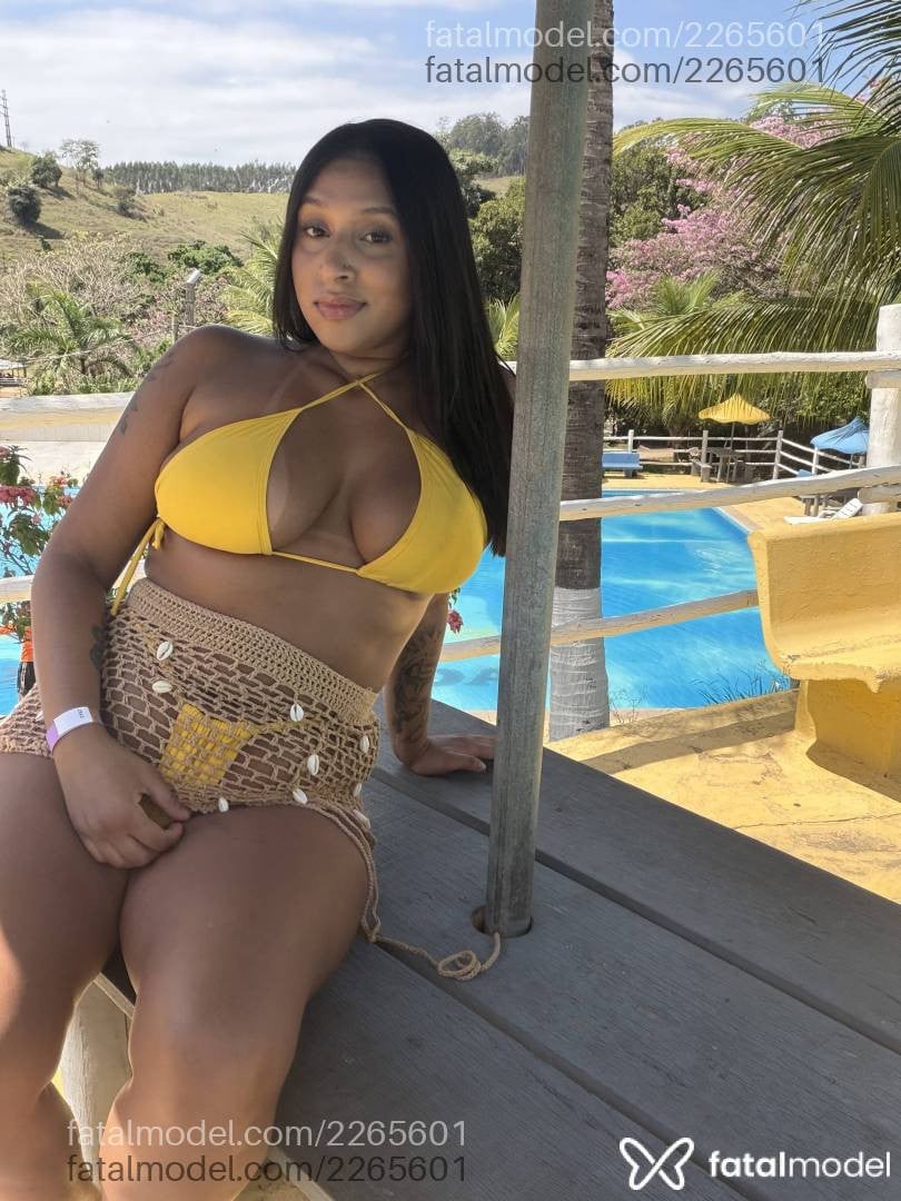 Acompanhante mulher morena (o) de olhos castanhos - Mhallu