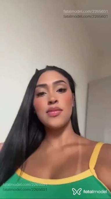 Acompanhante mulher morena (o) de olhos castanhos - Mhallu