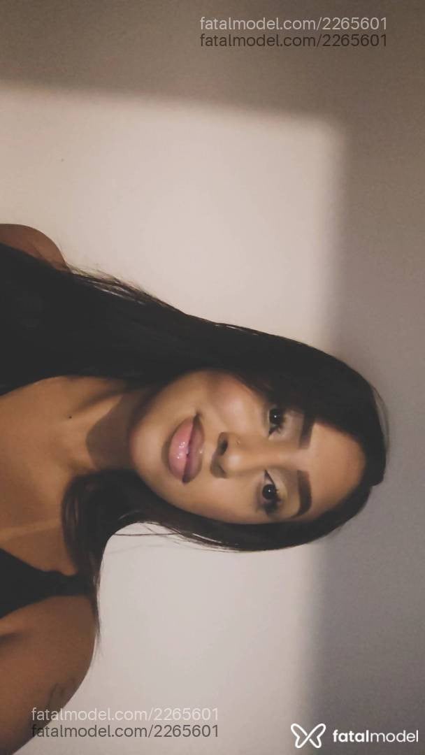 Acompanhante mulher morena (o) de olhos castanhos - Mhallu