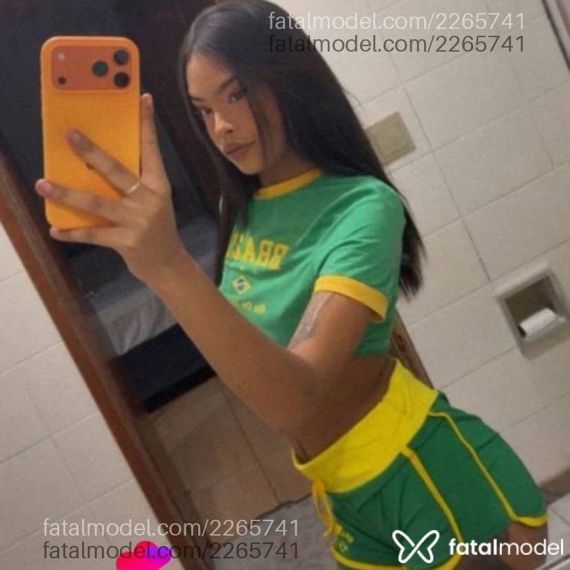 Acompanhante mulher com cabelo castanho de olhos castanhos - Laura Ferraz