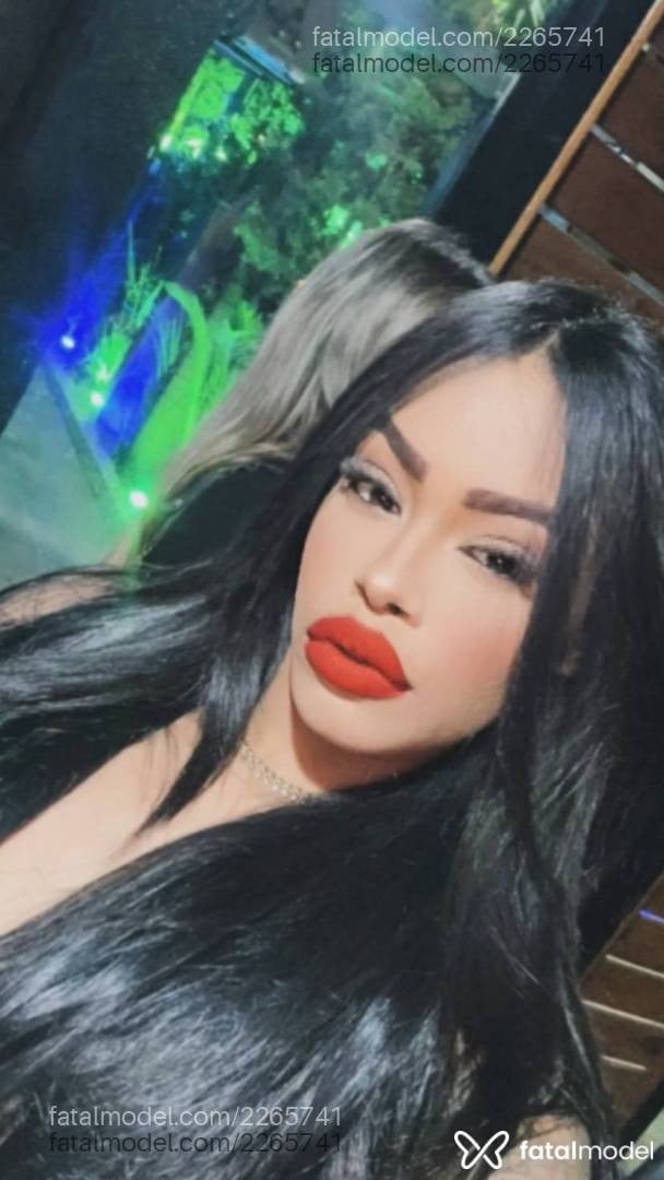 Acompanhante mulher com cabelo castanho de olhos castanhos - Laura Ferraz