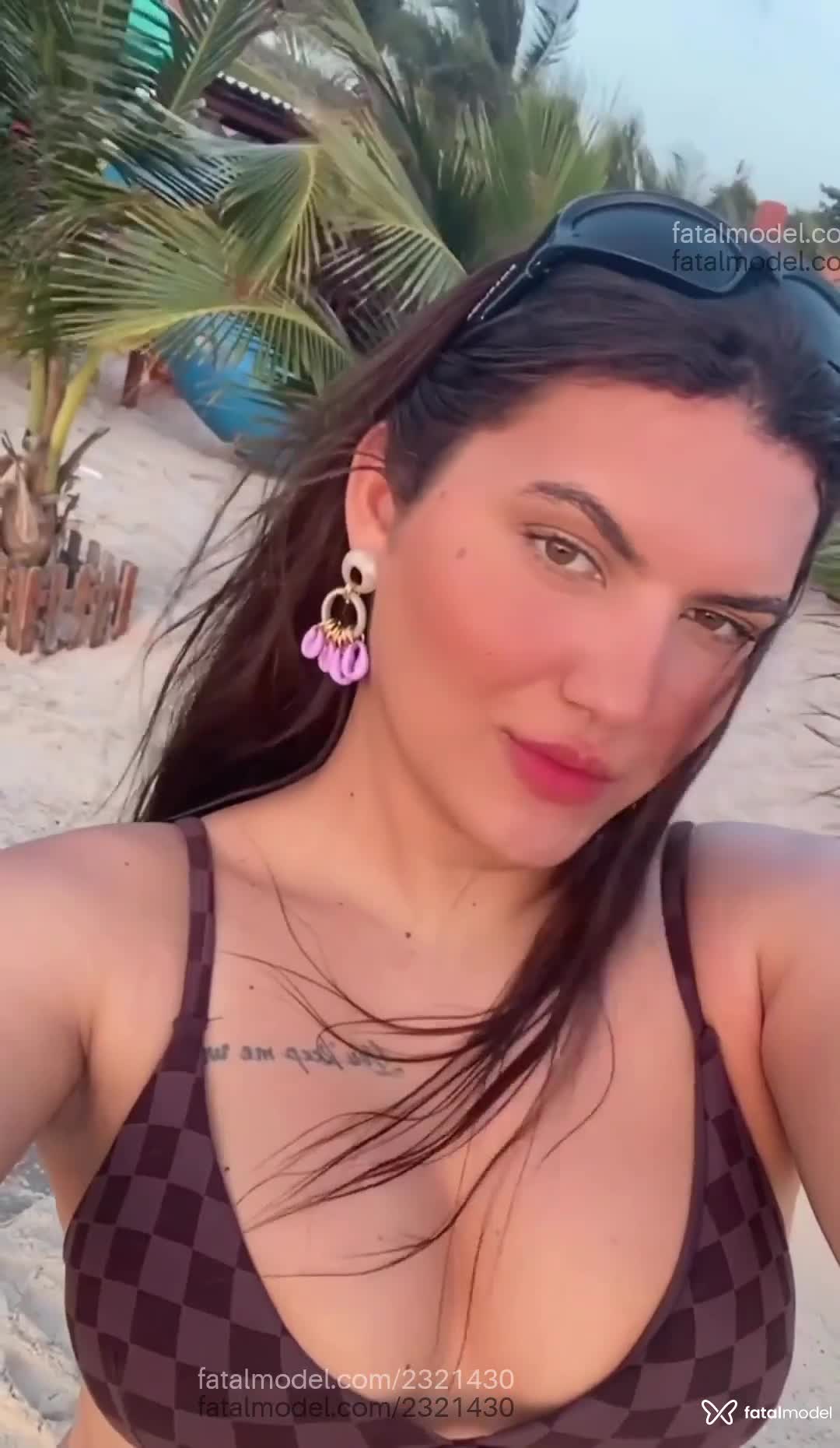 Acompanhante mulher trans com cabelo castanho de olhos mel em Brasília - Nayra