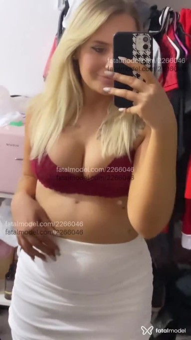 Acompanhante mulher loira (o) de olhos verdes em Virtual - Blondeen