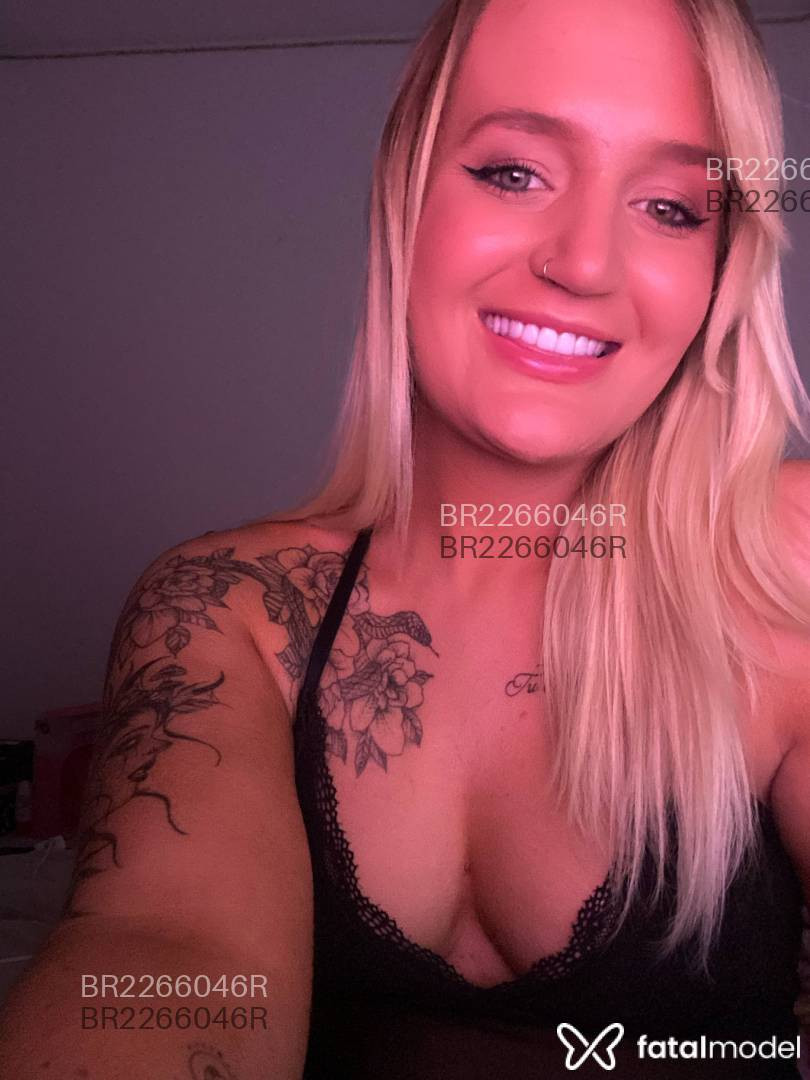 Acompanhante mulher loira (o) de olhos verdes em Virtual - Blondeen