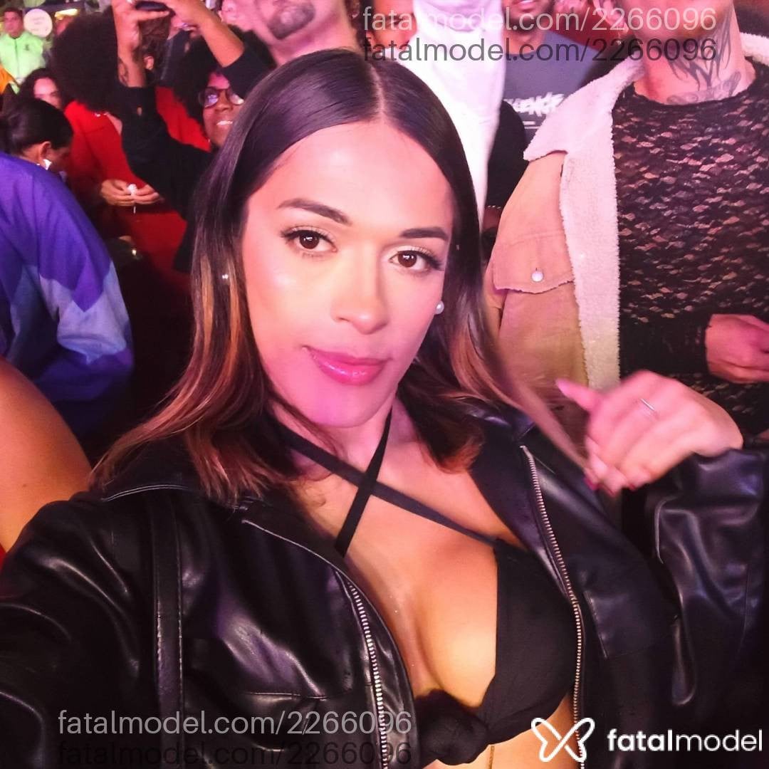 Acompanhante mulher trans loira (o) de olhos castanhos - Paulina