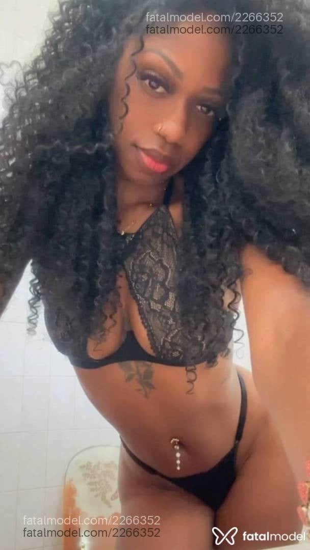 Acompanhante mulher morena (o) de olhos castanhos - Júlia Beliini