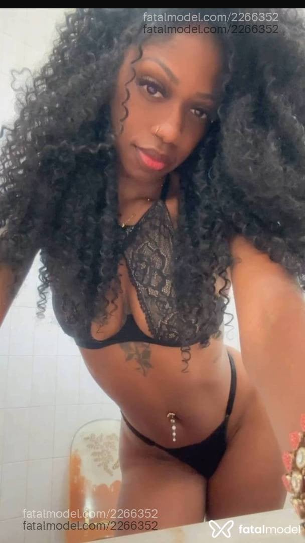 Acompanhante mulher morena (o) de olhos castanhos - Júlia Beliini