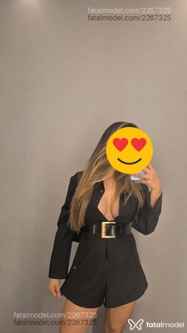 Acompanhante mulher com cabelo colorido de olhos pretos - Laura Mello