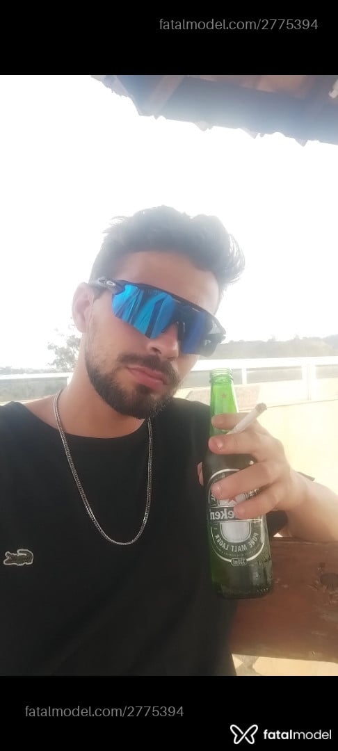 Acompanhante homem com cabelo castanho de olhos mel em Maringá - Escaliante