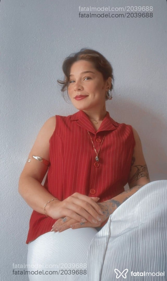 Acompanhante mulher com cabelo colorido de olhos castanhos - Remaviii