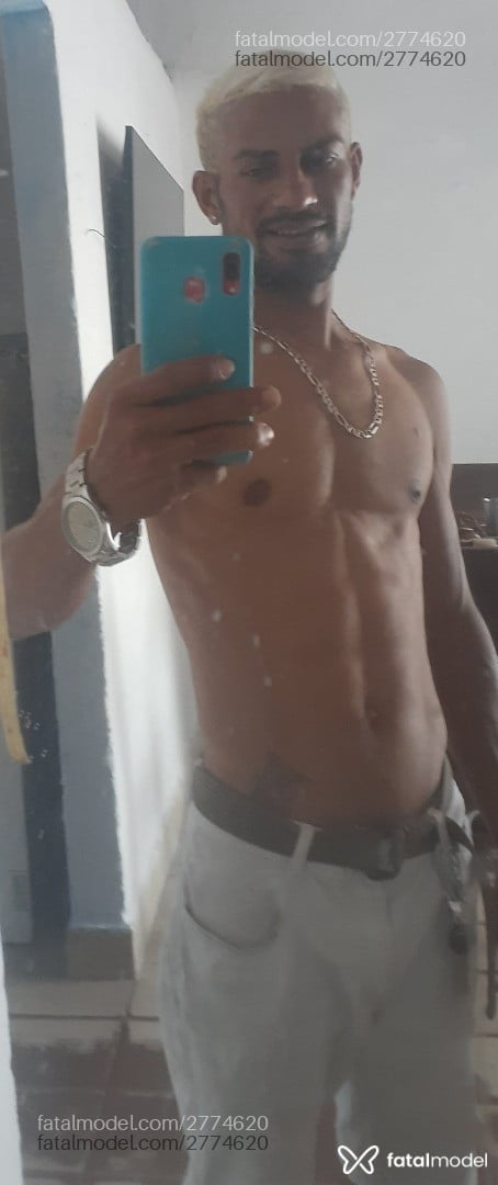 Acompanhante homem trans com cabelo castanho de olhos mel em Maceió - Victor Leo