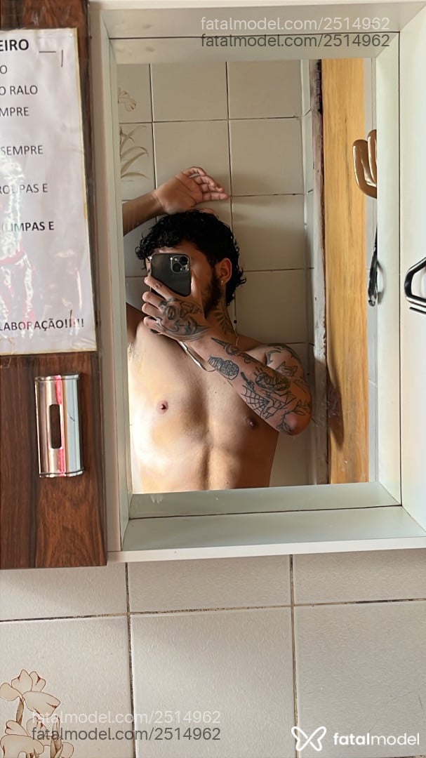 Acompanhante homem trans com cabelo castanho de olhos pretos em São Paulo - Gabriel