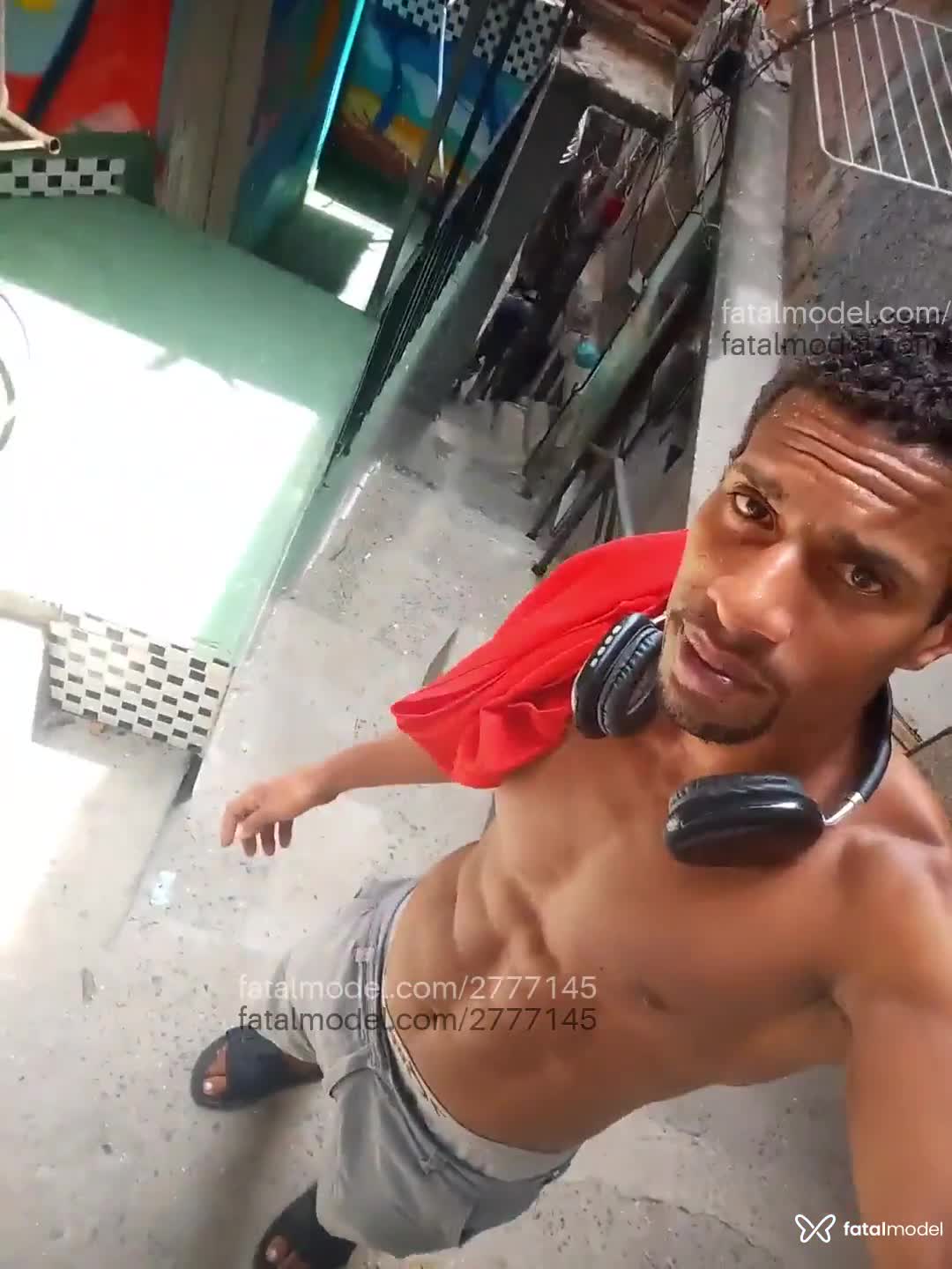 Acompanhante homem com cabelo castanho de olhos castanhos em Rio de Janeiro - Preto